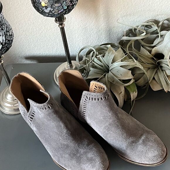 ☘️HP☘️ EUC Lucky Brand Bustina Ankle Booties - Picture 3 of 11